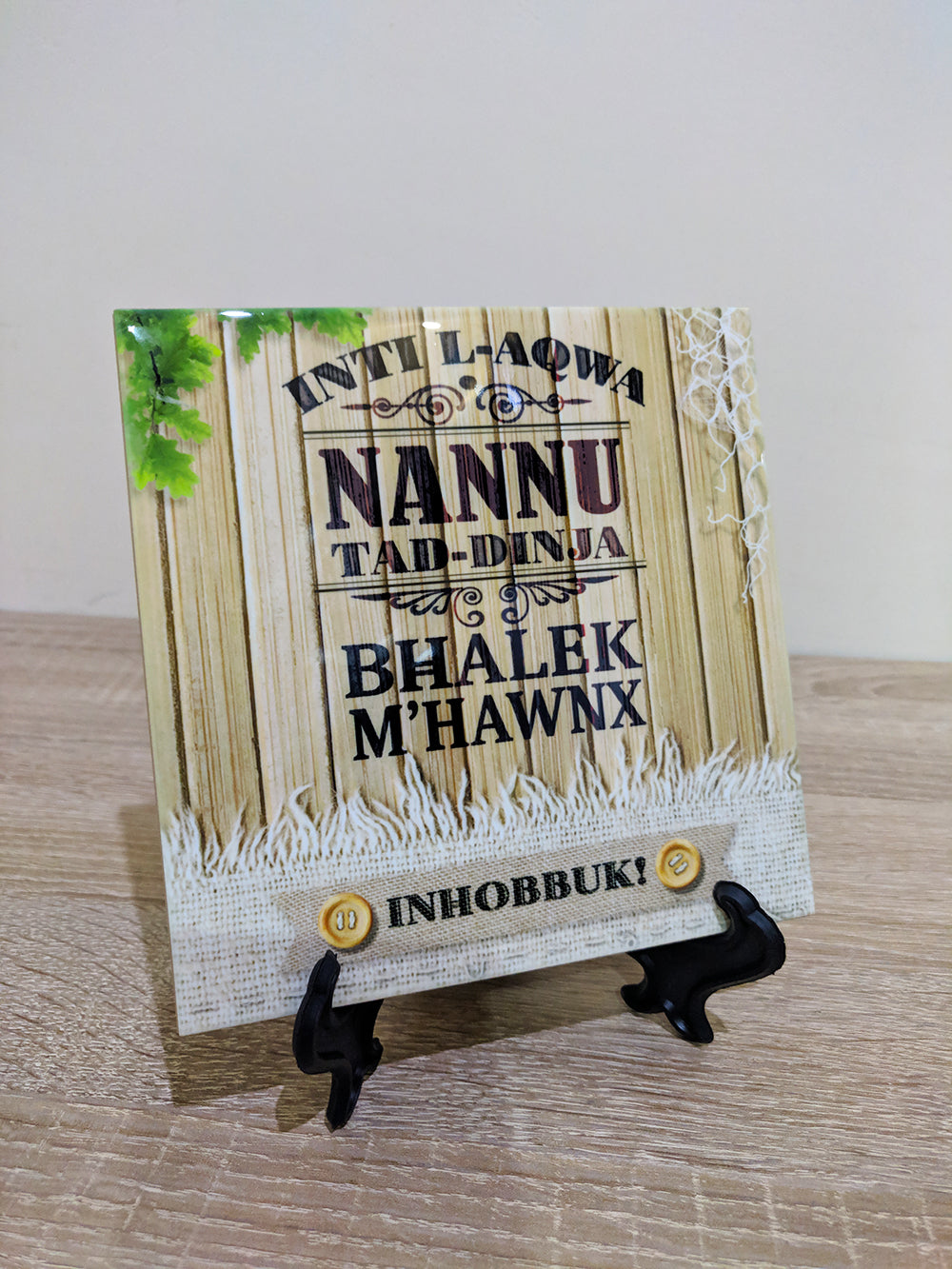 Maduma dekorattiva żgħira għan-Nannu (fuq sfond tal-injam)