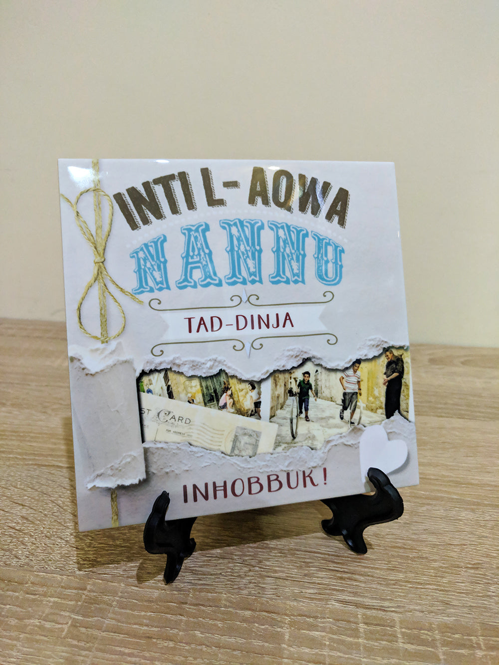 Maduma dekorattiva żgħira għan-Nannu (fuq sfond ta‘ karta mqatta’)