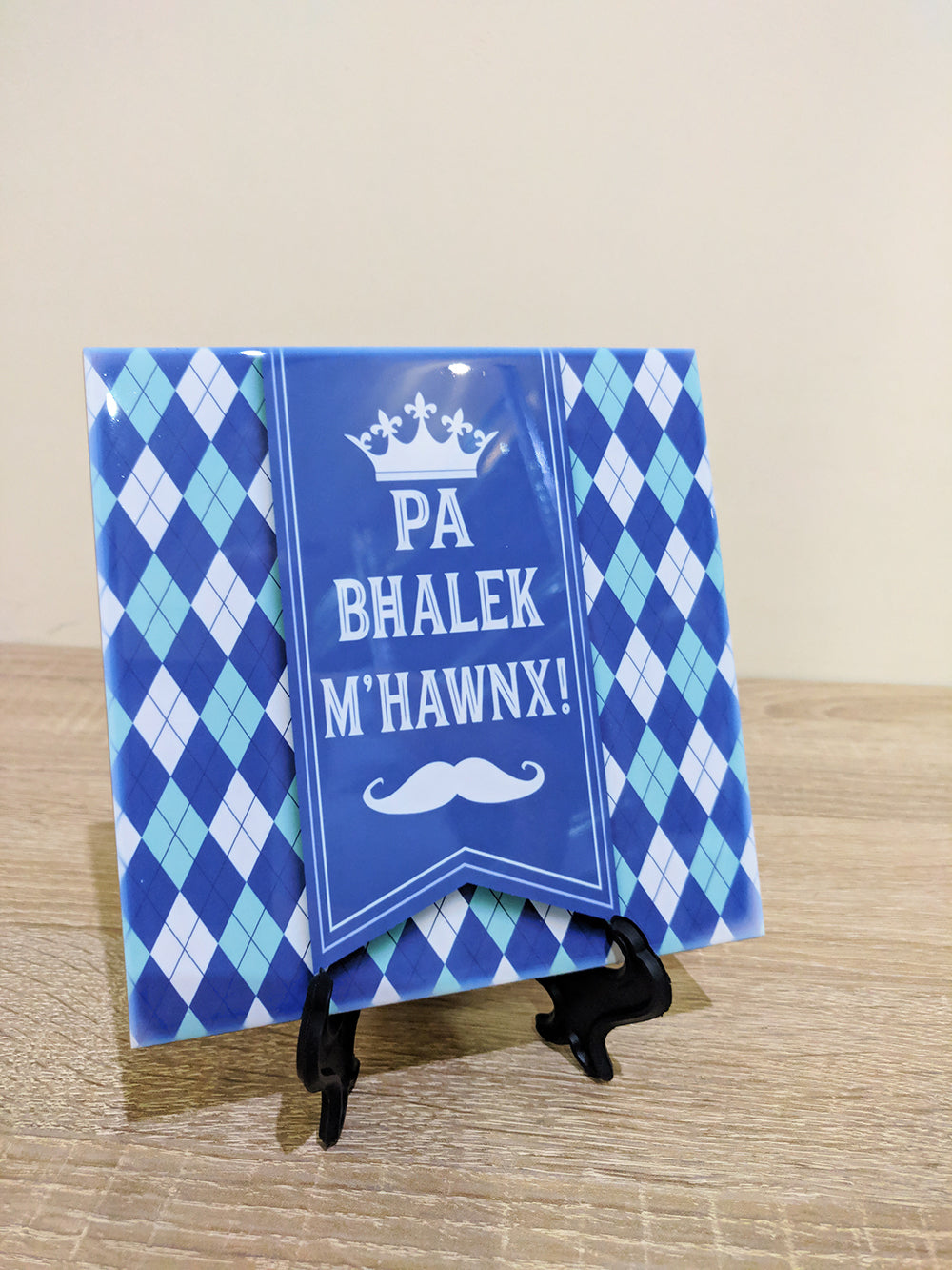 Maduma dekorattiva żgħira għall-Missier (fuq sfond ta’ drapp plaid)