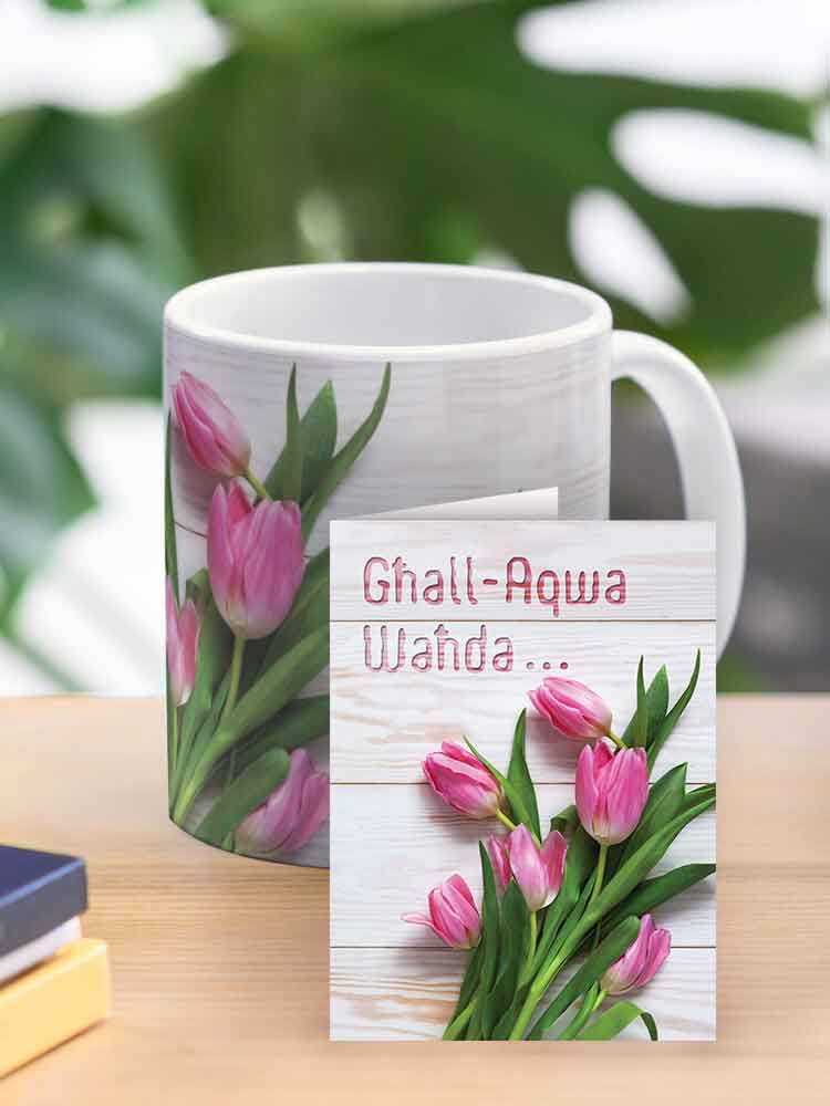 Mug għall-Mara bit-tulipani fuq sfond tal-injam
