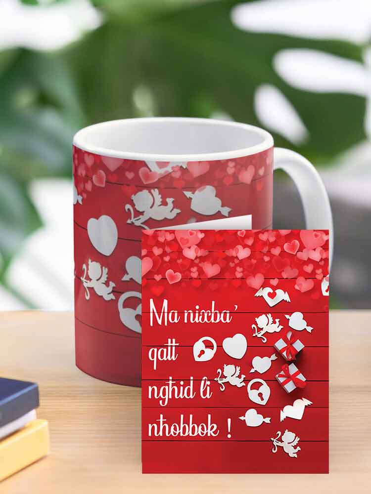 Mug għall-maħbubin fuq sfond tal-injam kulur aħmar