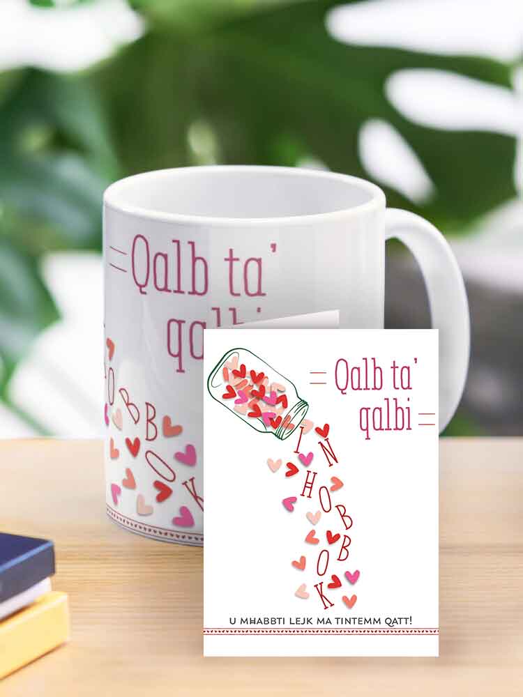Mug għall-maħbubin bi flixkun tal-ħġieġ li minnu ħerġin il-qlub