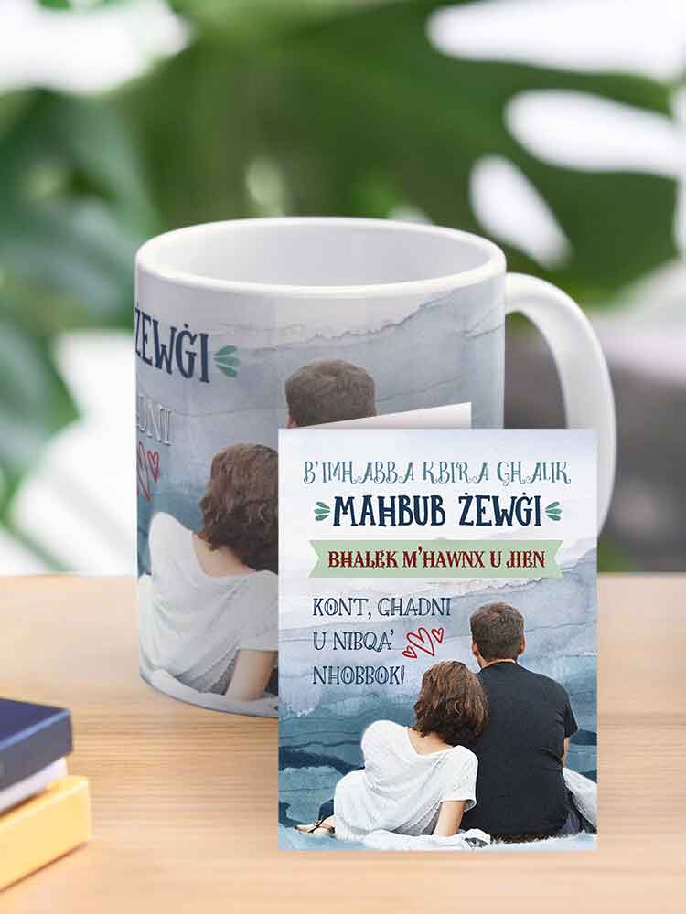 Mug biex jingħata mil-mara għal żewġha b'koppja fl-isfond