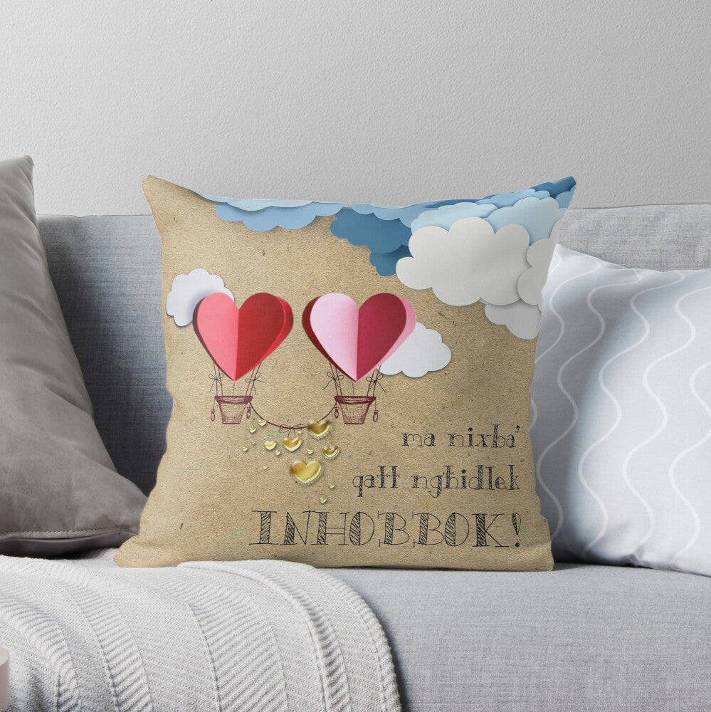 Cushion għall-maħbubin fuq sfond tal-kartun bil-qlub jittajjru