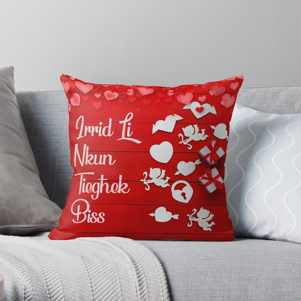 Cushion għall-maħbubin fuq sfond tal-injam kulur aħmar