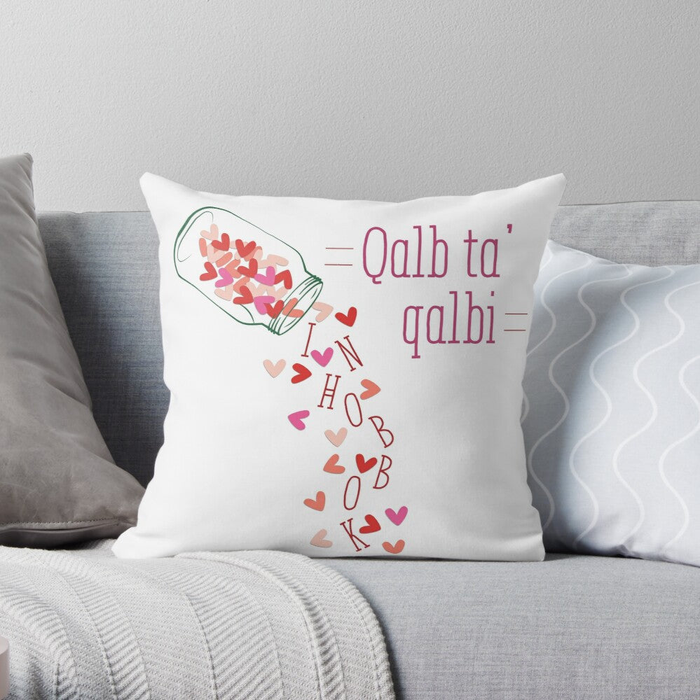 Cushion għall-maħbubin bi flixkun tal-ħġieġ li minnu ħerġin il-qlub
