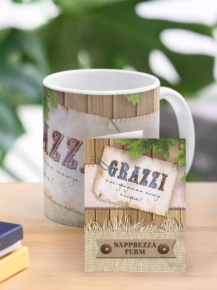 Mug ta' Ringrazzjament fuq sfond tal-injam